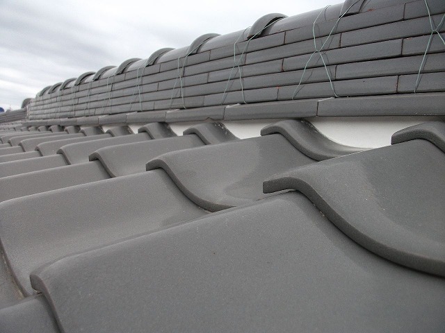 名古屋市守山区で瓦屋根の棟下の漆喰がはがれて落下、詰め直しのため古い漆喰を撤去